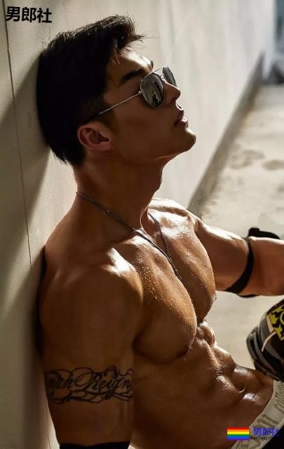 被塞袜子掀衣的板腹体育生，终于被摄影师脱掉！狂野机车男A爆了！ - 51虹马