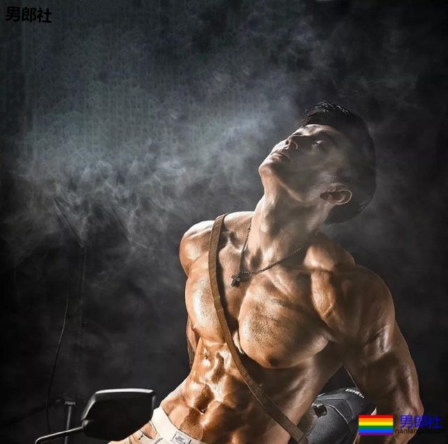 被塞袜子掀衣的板腹体育生，终于被摄影师脱掉！狂野机车男A爆了！ - 51虹马