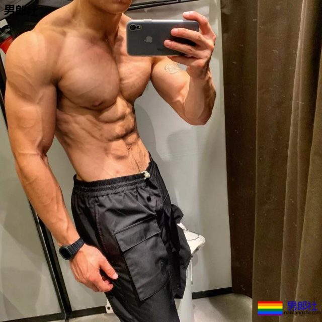 被塞袜子掀衣的板腹体育生，终于被摄影师脱掉！狂野机车男A爆了！ - 51虹马