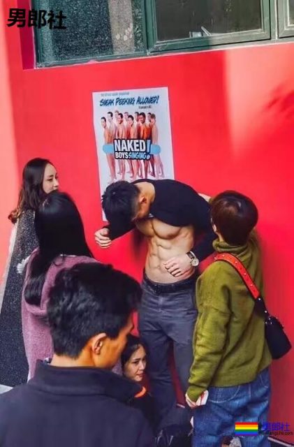 被塞袜子掀衣的板腹体育生，终于被摄影师脱掉！狂野机车男A爆了！ - 51虹马