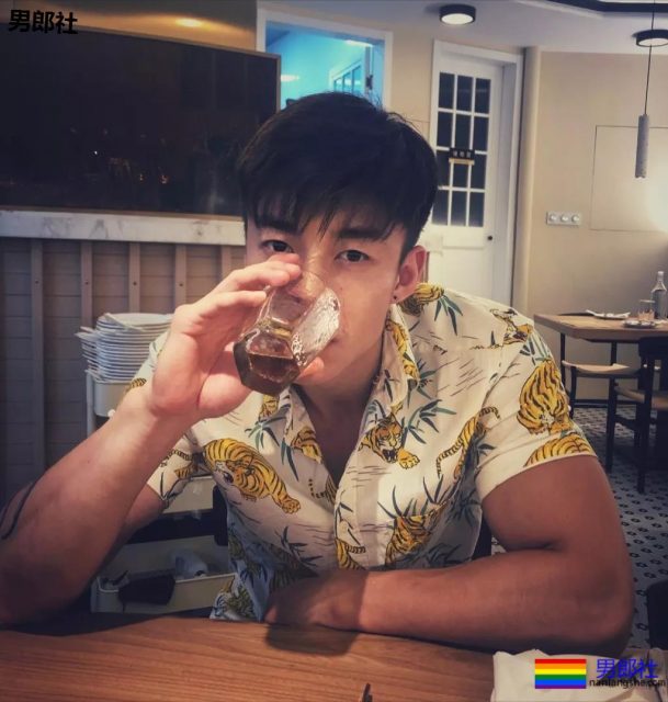 被塞袜子掀衣的板腹体育生，终于被摄影师脱掉！狂野机车男A爆了！ - 51虹马