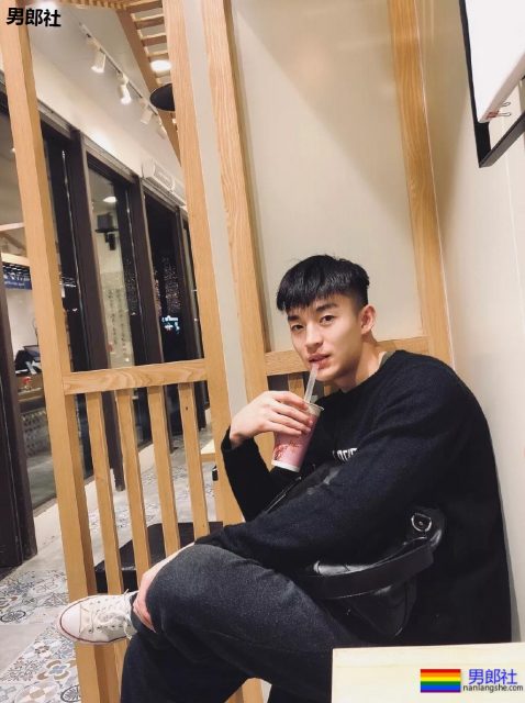 被塞袜子掀衣的板腹体育生，终于被摄影师脱掉！狂野机车男A爆了！ - 51虹马