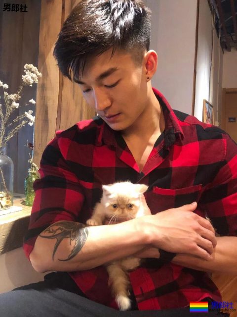 被塞袜子掀衣的板腹体育生，终于被摄影师脱掉！狂野机车男A爆了！ - 51虹马