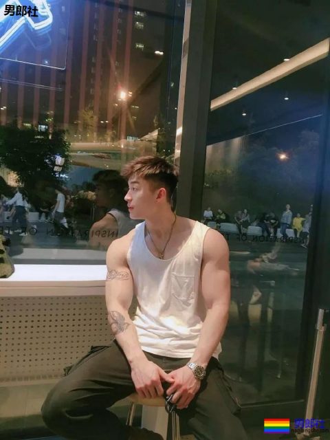 被塞袜子掀衣的板腹体育生，终于被摄影师脱掉！狂野机车男A爆了！ - 51虹马