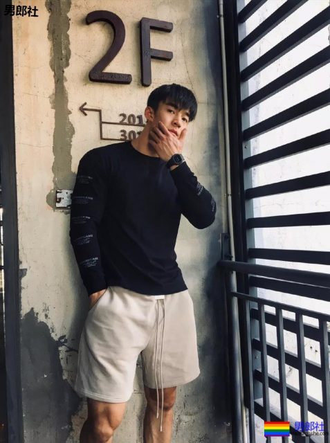 被塞袜子掀衣的板腹体育生，终于被摄影师脱掉！狂野机车男A爆了！ - 51虹马