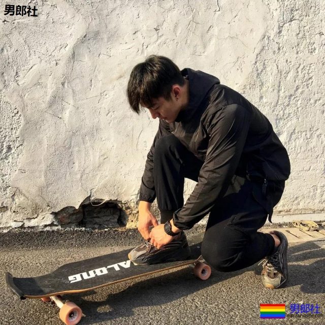 被塞袜子掀衣的板腹体育生，终于被摄影师脱掉！狂野机车男A爆了！ - 51虹马