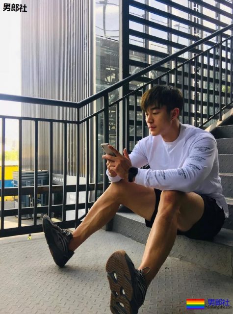 被塞袜子掀衣的板腹体育生，终于被摄影师脱掉！狂野机车男A爆了！ - 51虹马