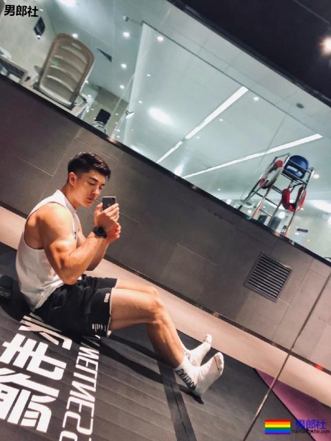 被塞袜子掀衣的板腹体育生，终于被摄影师脱掉！狂野机车男A爆了！ - 51虹马