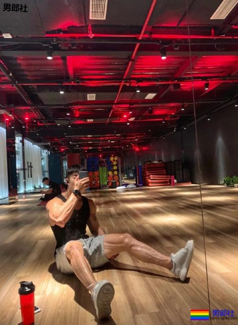 被塞袜子掀衣的板腹体育生，终于被摄影师脱掉！狂野机车男A爆了！ - 51虹马