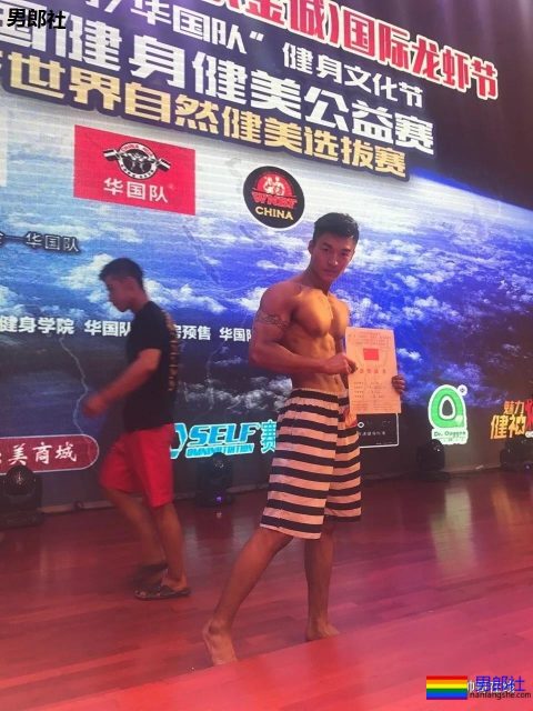 被塞袜子掀衣的板腹体育生，终于被摄影师脱掉！狂野机车男A爆了！ - 51虹马