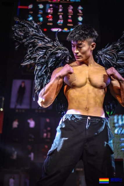 被塞袜子掀衣的板腹体育生，终于被摄影师脱掉！狂野机车男A爆了！ - 51虹马