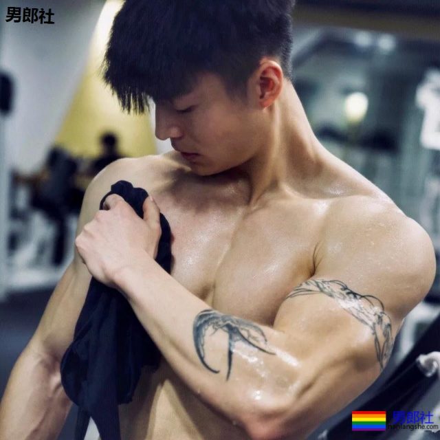 被塞袜子掀衣的板腹体育生，终于被摄影师脱掉！狂野机车男A爆了！ - 51虹马