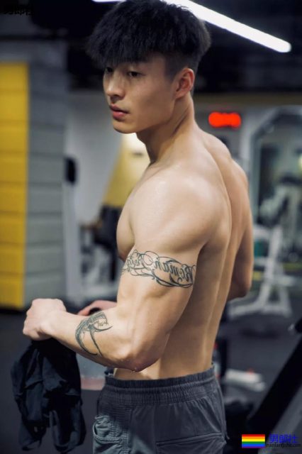 被塞袜子掀衣的板腹体育生，终于被摄影师脱掉！狂野机车男A爆了！ - 51虹马