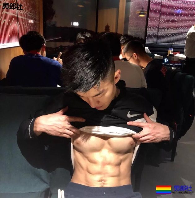 被塞袜子掀衣的板腹体育生，终于被摄影师脱掉！狂野机车男A爆了！ - 51虹马