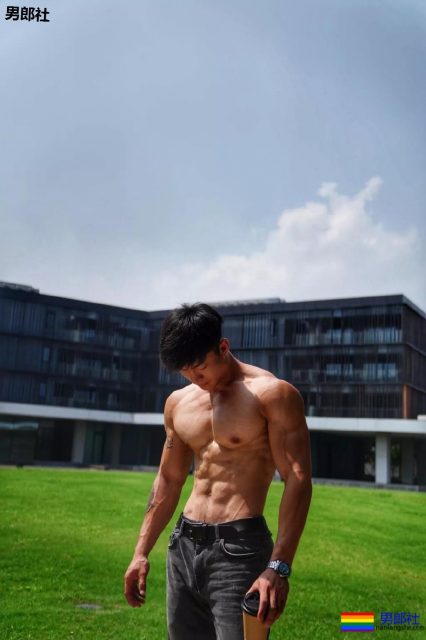 被塞袜子掀衣的板腹体育生，终于被摄影师脱掉！狂野机车男A爆了！ - 51虹马