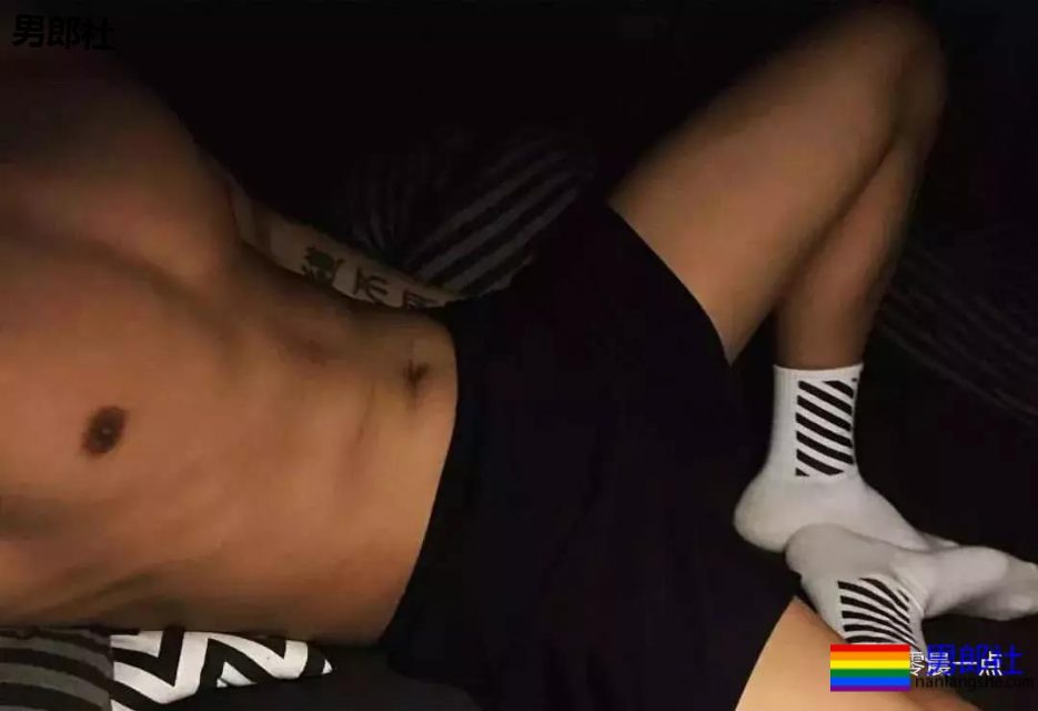 高二男神室友喝醉了，晚上回来在我脖子种草莓，还把我xx？-51虹马