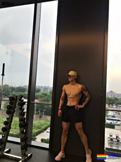 1米92高帅长腿直男小狼狗，高鼻梁还自带一身腱子肉?! - 51虹马