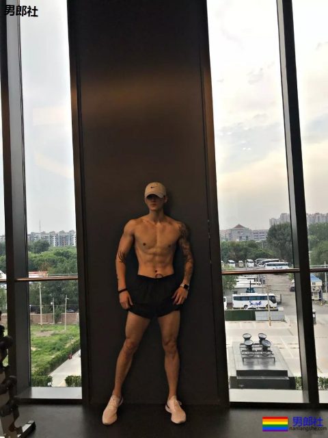 1米92高帅长腿直男小狼狗，高鼻梁还自带一身腱子肉?! - 51虹马