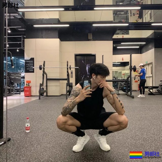 1米92高帅长腿直男小狼狗，高鼻梁还自带一身腱子肉?! - 51虹马