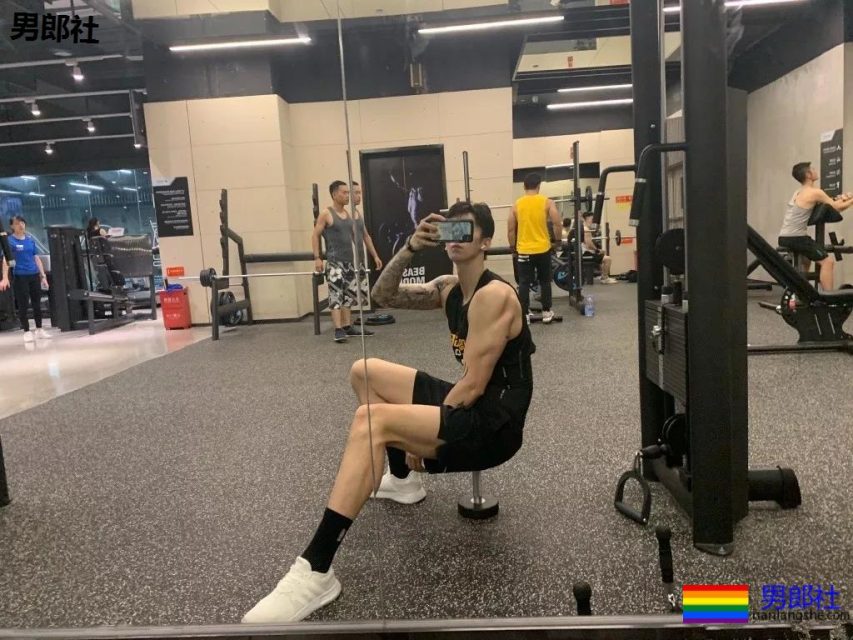 1米92高帅长腿直男小狼狗，高鼻梁还自带一身腱子肉?! - 51虹马