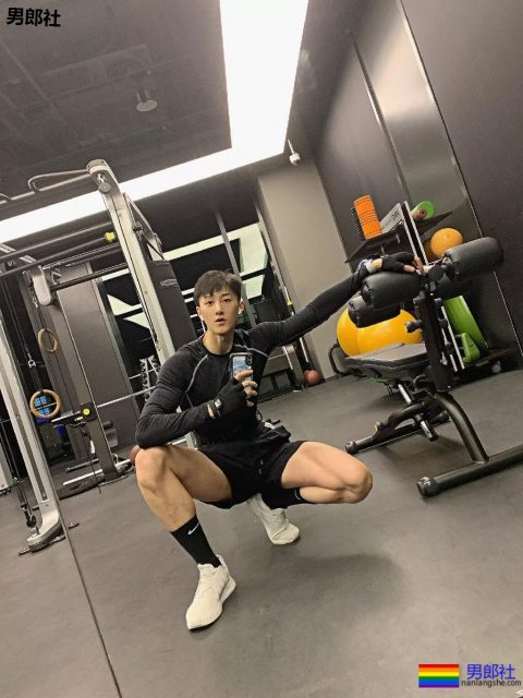 1米92高帅长腿直男小狼狗，高鼻梁还自带一身腱子肉?! - 51虹马