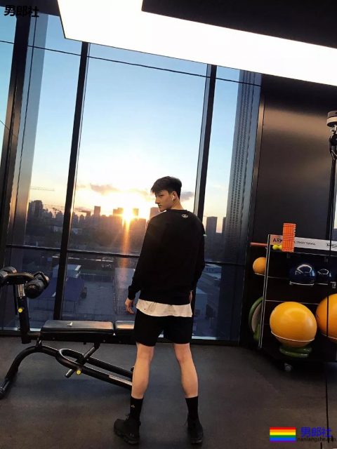 1米92高帅长腿直男小狼狗，高鼻梁还自带一身腱子肉?! - 51虹马