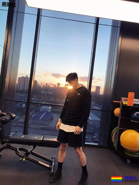 1米92高帅长腿直男小狼狗，高鼻梁还自带一身腱子肉?! - 51虹马