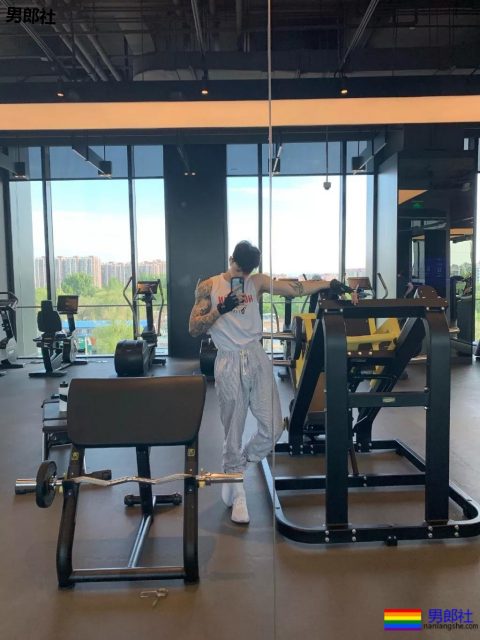 1米92高帅长腿直男小狼狗，高鼻梁还自带一身腱子肉?! - 51虹马