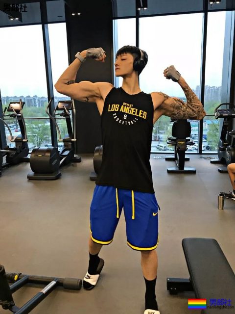 1米92高帅长腿直男小狼狗，高鼻梁还自带一身腱子肉?! - 51虹马