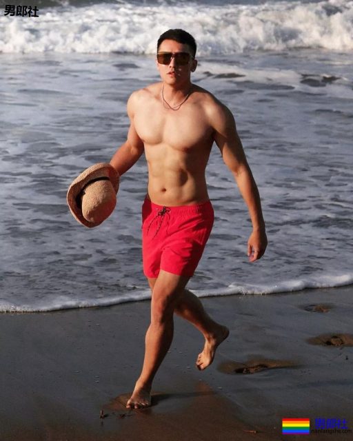 海边巨胸肉壮帅哥被扒出私生活,不仅有颜还有奔放的一面! - 51虹马 海边巨胸肉壮帅哥被扒出私生活,不仅有颜还有奔放的一面! - 51虹马