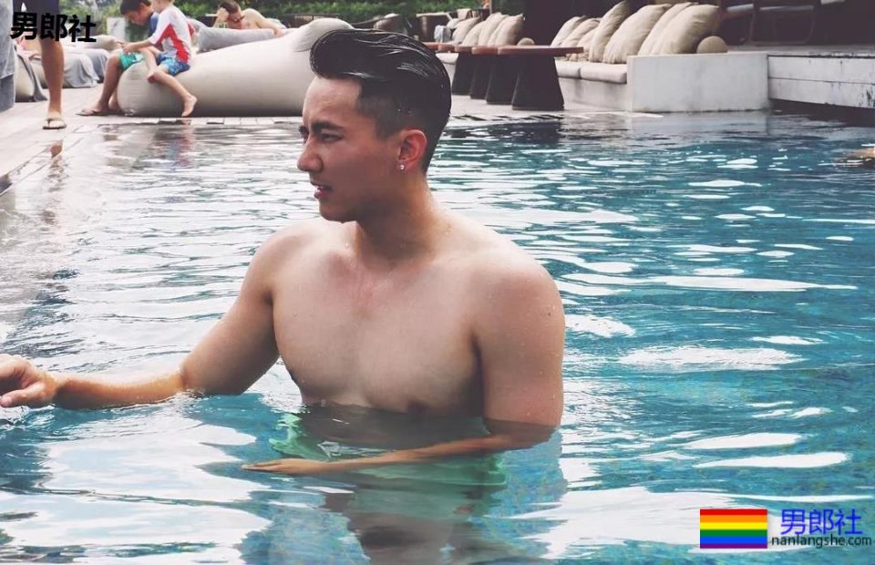 海边巨胸肉壮帅哥被扒出私生活,不仅有颜还有奔放的一面! - 51虹马 海边巨胸肉壮帅哥被扒出私生活,不仅有颜还有奔放的一面! - 51虹马