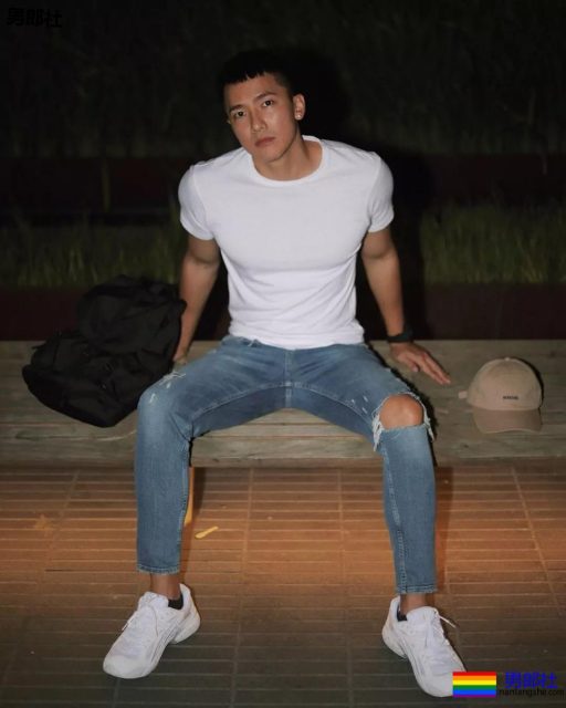 海边巨胸肉壮帅哥被扒出私生活,不仅有颜还有奔放的一面! - 51虹马 海边巨胸肉壮帅哥被扒出私生活,不仅有颜还有奔放的一面! - 51虹马