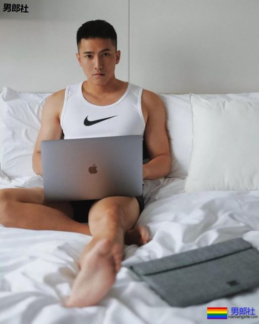 海边巨胸肉壮帅哥被扒出私生活,不仅有颜还有奔放的一面! - 51虹马 海边巨胸肉壮帅哥被扒出私生活,不仅有颜还有奔放的一面! - 51虹马