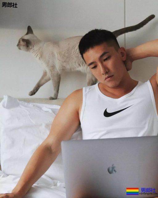 海边巨胸肉壮帅哥被扒出私生活,不仅有颜还有奔放的一面! - 51虹马 海边巨胸肉壮帅哥被扒出私生活,不仅有颜还有奔放的一面! - 51虹马