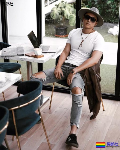 海边巨胸肉壮帅哥被扒出私生活,不仅有颜还有奔放的一面! - 51虹马 海边巨胸肉壮帅哥被扒出私生活,不仅有颜还有奔放的一面! - 51虹马