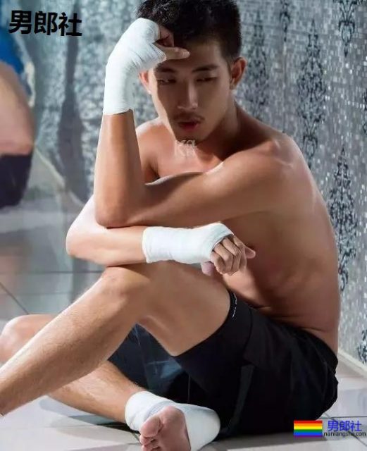 鸟国小哥抓拍，190CM的深！蹲！ - 51虹马