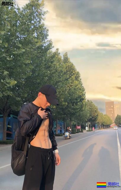 薄肌体育生一脱掉衣服，我就感觉恋爱了-51虹马