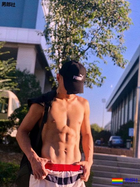 薄肌体育生一脱掉衣服，我就感觉恋爱了 - 51虹马