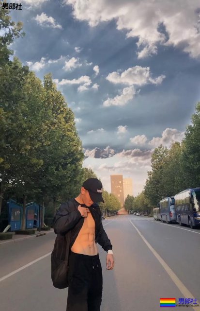 薄肌体育生一脱掉衣服，我就感觉恋爱了 - 51虹马