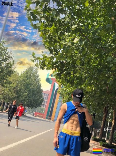 薄肌体育生一脱掉衣服，我就感觉恋爱了 - 51虹马