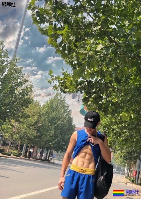 薄肌体育生一脱掉衣服，我就感觉恋爱了 - 51虹马