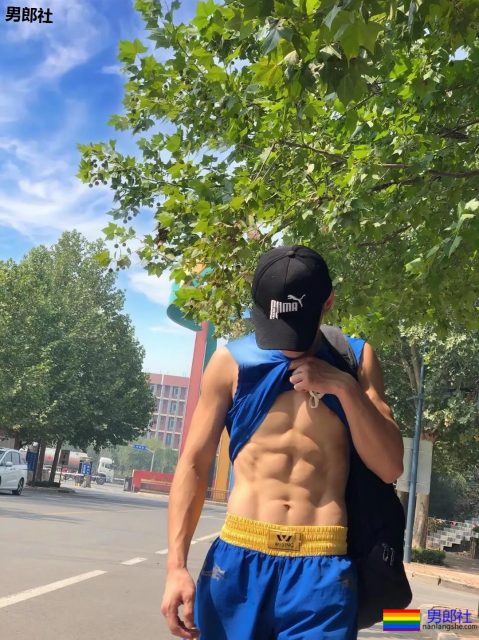 薄肌体育生一脱掉衣服，我就感觉恋爱了 - 51虹马