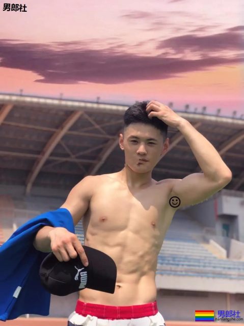 薄肌体育生一脱掉衣服，我就感觉恋爱了 - 51虹马