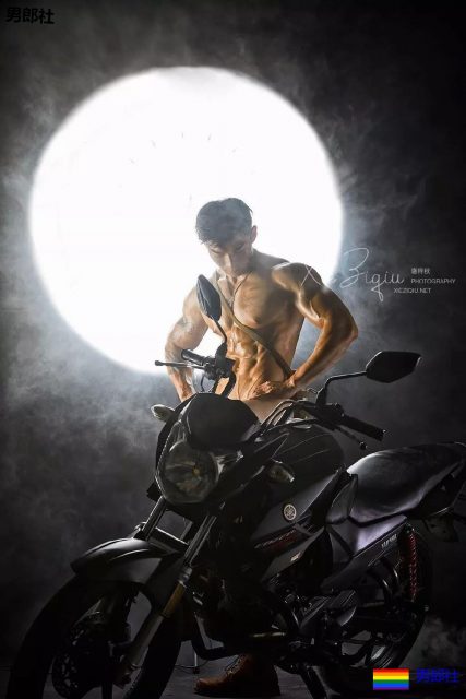 嘴被塞袜子男模教练，终于脱了，人鱼线青筋炸裂~！ - 51虹马