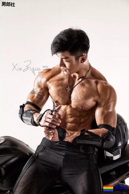 嘴被塞袜子男模教练，终于脱了，人鱼线青筋炸裂~！ - 51虹马