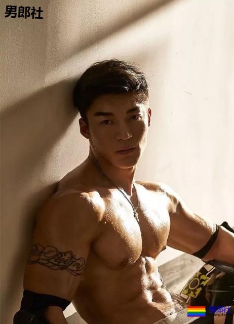 嘴被塞袜子男模教练，终于脱了，人鱼线青筋炸裂~！ - 51虹马