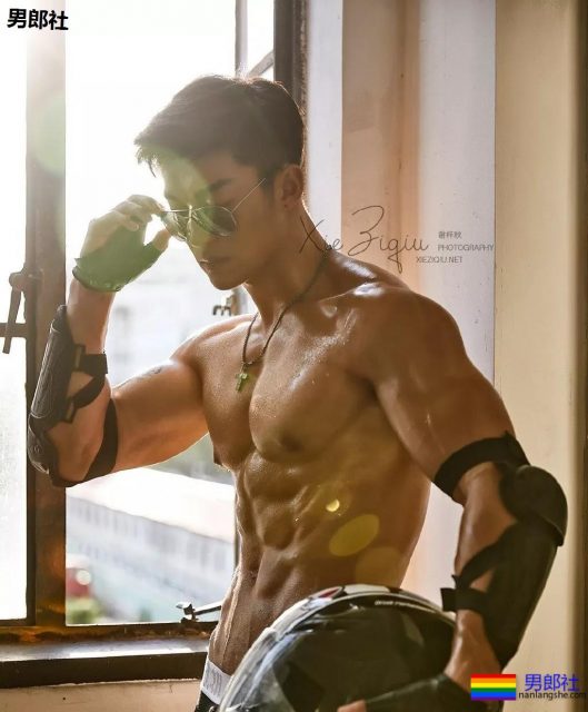 嘴被塞袜子男模教练，终于脱了，人鱼线青筋炸裂~！ - 51虹马