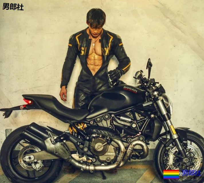 嘴被塞袜子男模教练，终于脱了，人鱼线青筋炸裂~！ - 51虹马