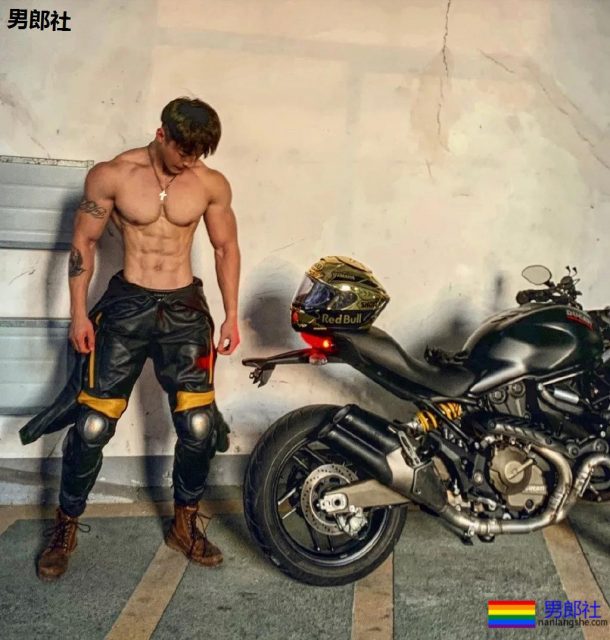 嘴被塞袜子男模教练，终于脱了，人鱼线青筋炸裂~！ - 51虹马