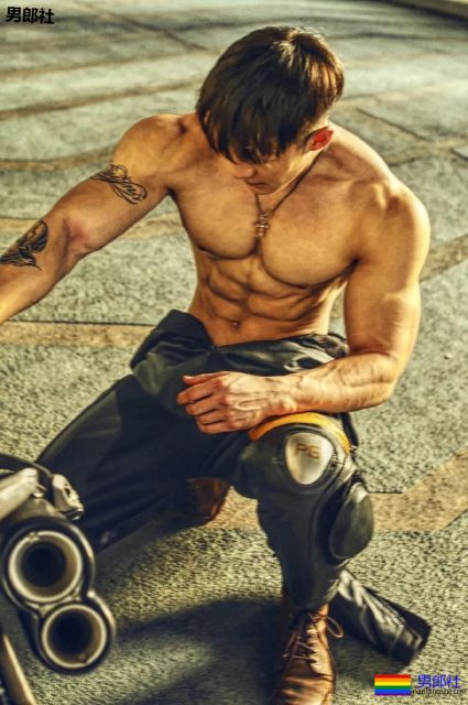 嘴被塞袜子男模教练，终于脱了，人鱼线青筋炸裂~！ - 51虹马